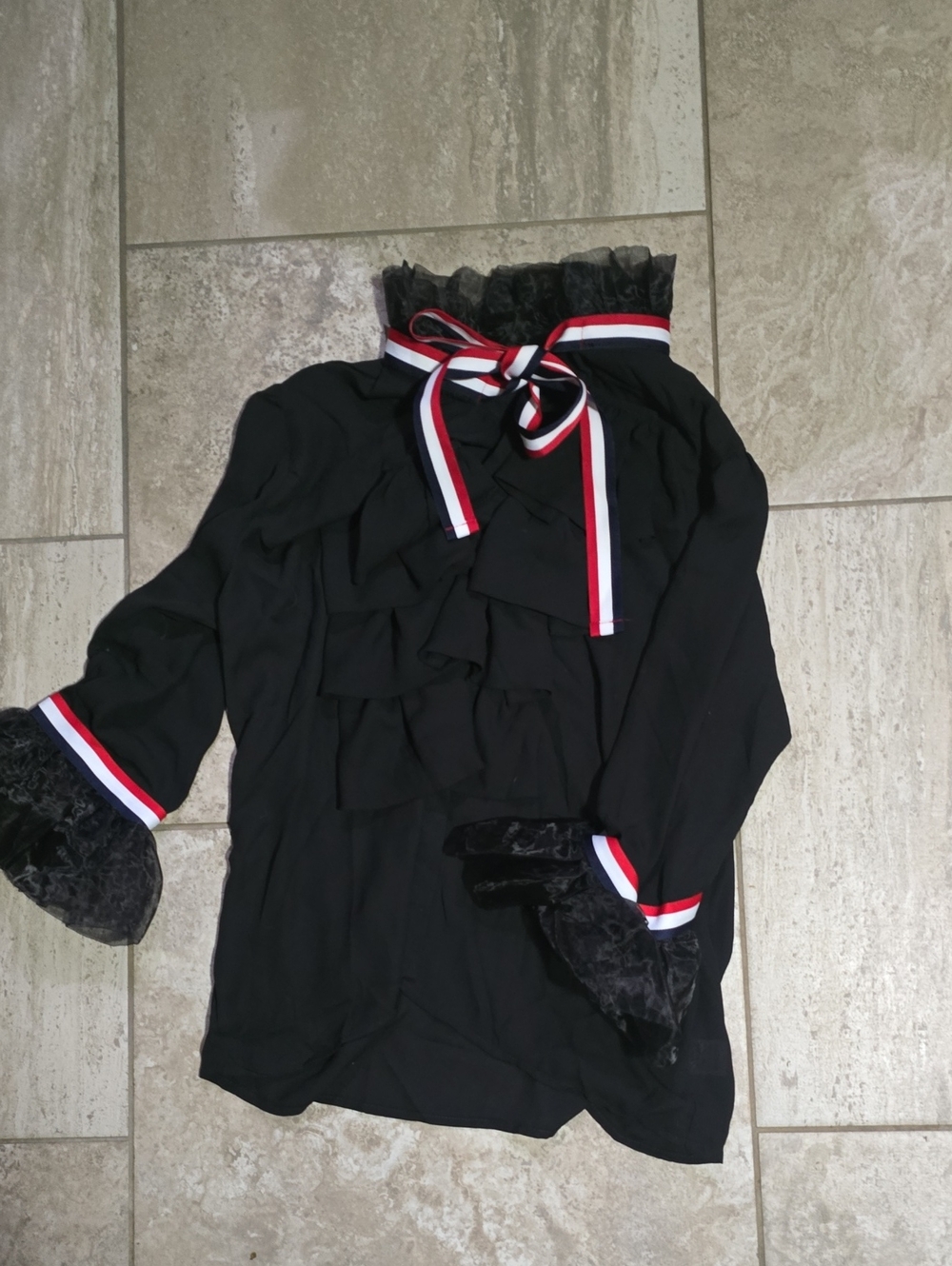 Tie front blouse says sz xl but measures as med